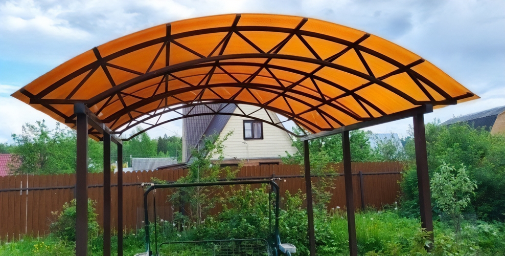 Навес для дачи с кровлей из оранжевого поликарбоната Навес для дачи с кровлей из оранжевого поликарбоната