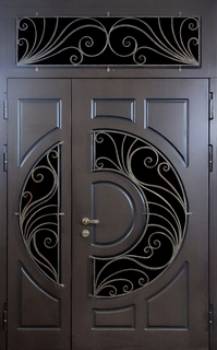 Полуторная термодверь с фрамугой, фигурными стеклами и ковкой (отделка МДФ)